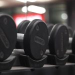 Professioneel ingerichte hochwertiges Home-Gym met trainingsapparatuur voor effectief thuis sporten
