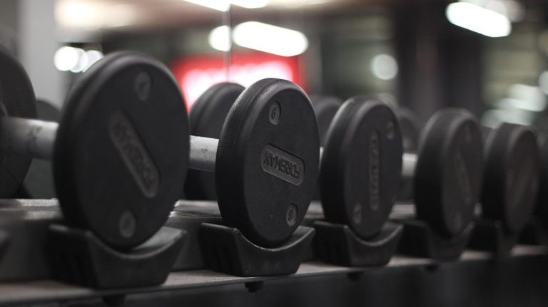 Professioneel ingerichte hochwertiges Home-Gym met trainingsapparatuur voor effectief thuis sporten
